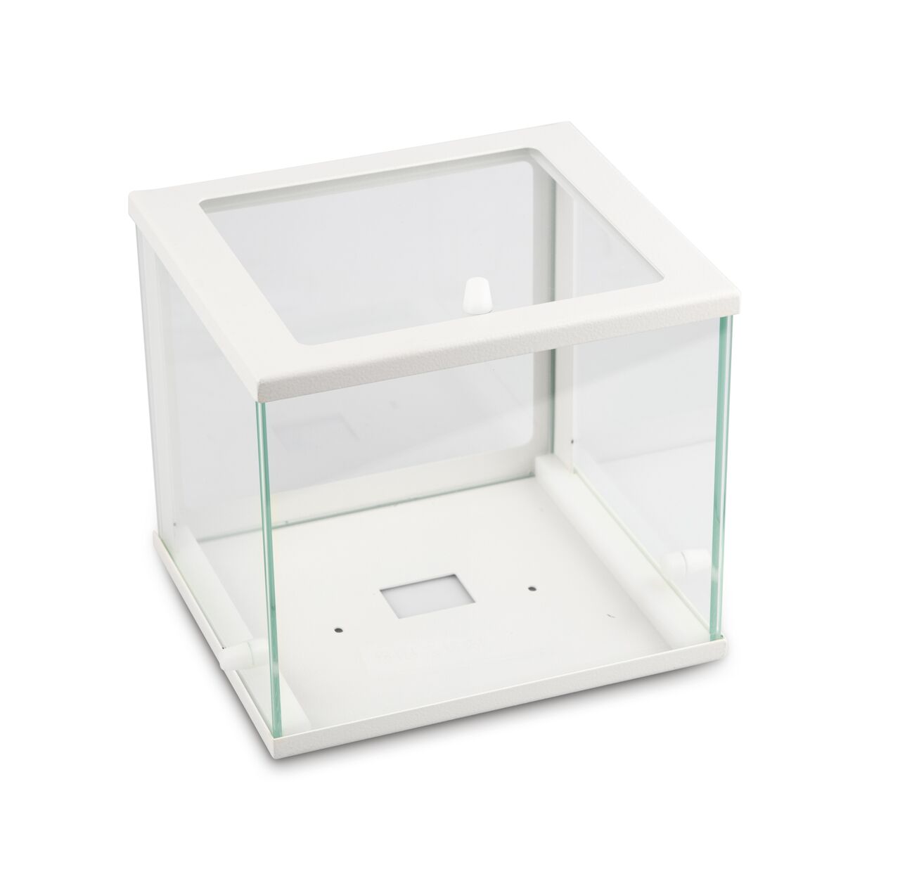 Glaswindschutz auf weißem Hintergrund. Der Boden besteht aus weißem Kunststoff. Die Wände sind aus Glas.