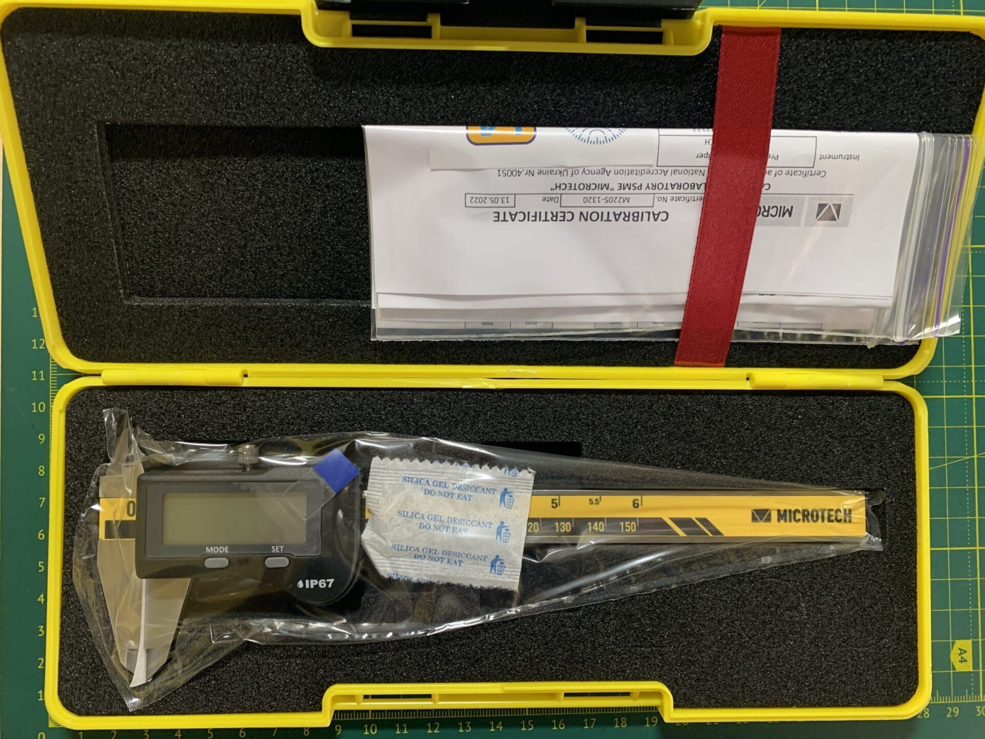 Microtech 150mm Digitaler Messschieber im gelben Koffer mit Kalibrierzertifikat, Frontalansicht