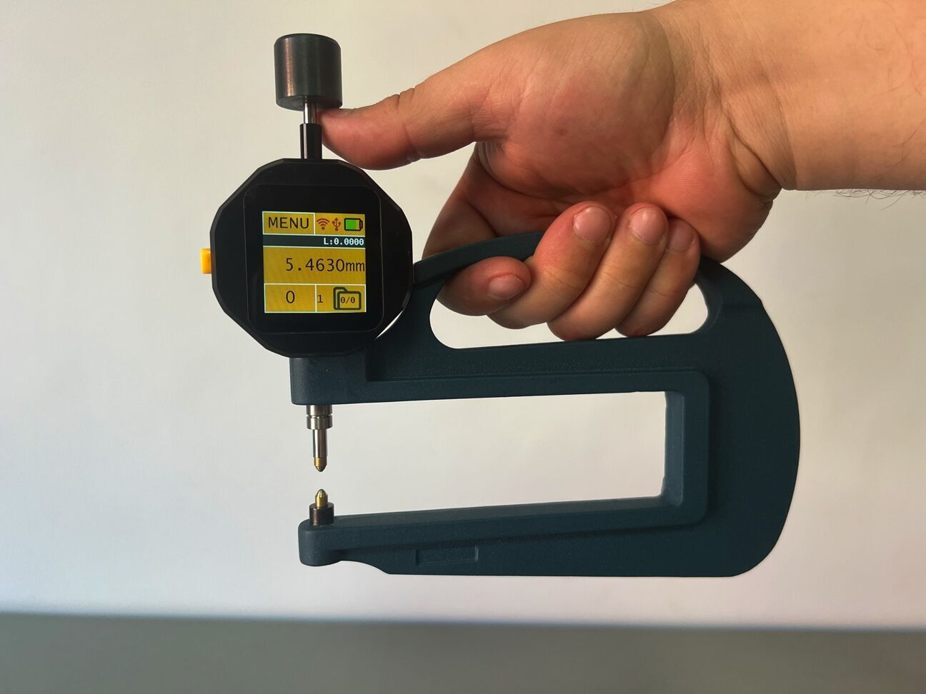 Microtech Metrology Dickenmessgerät: Digitale Anzeige von 5.4630mm, gehalten in der Hand