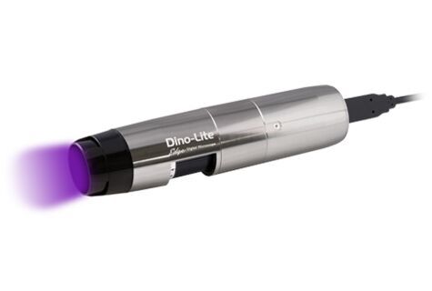 Dino-Lite AM8517MT-FV USB Mikroskop: Seitenansicht, Aluminiumgehäuse, leuchtendes UV-Licht aus der Optik