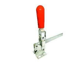 Vertikalspanner auf weißem Hintergrund. Der Griff ist von rotem Kunststoff umgeben. Der Fuß ist waagerecht und der Arm massiv., Wickelwerkzeug, Kaltanke, Schnappverschluss, Hebelgriff, Metallhalterung