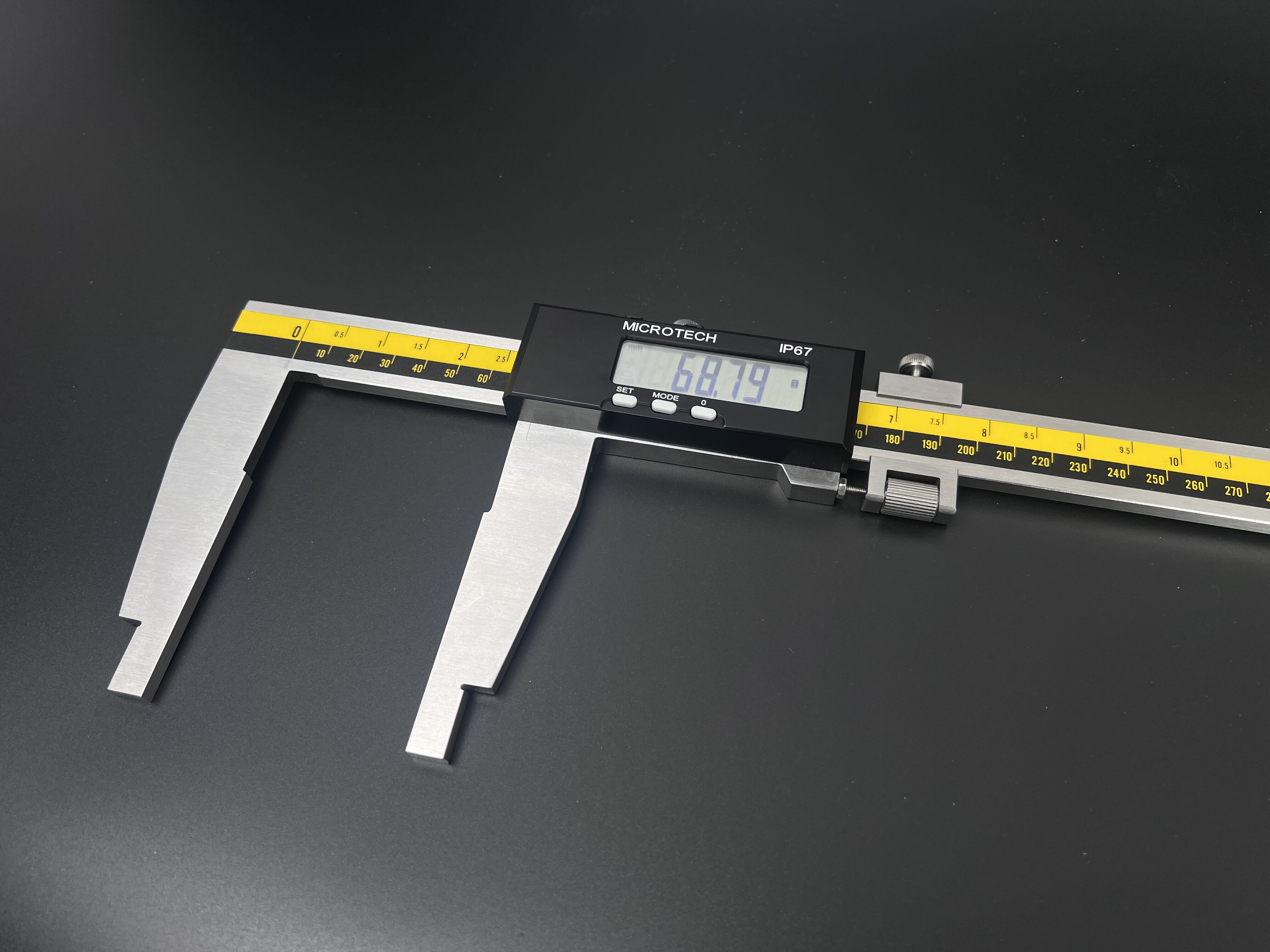 Microtech Digitaler Messschieber 5000 mm mit 300 mm langen Backen, IP67, Frontalansicht auf dunklem Untergrund