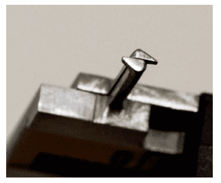 Messschieber – digitale Messbacken in Detailansicht, silbern, aus Metall, glänzende Oberfläche