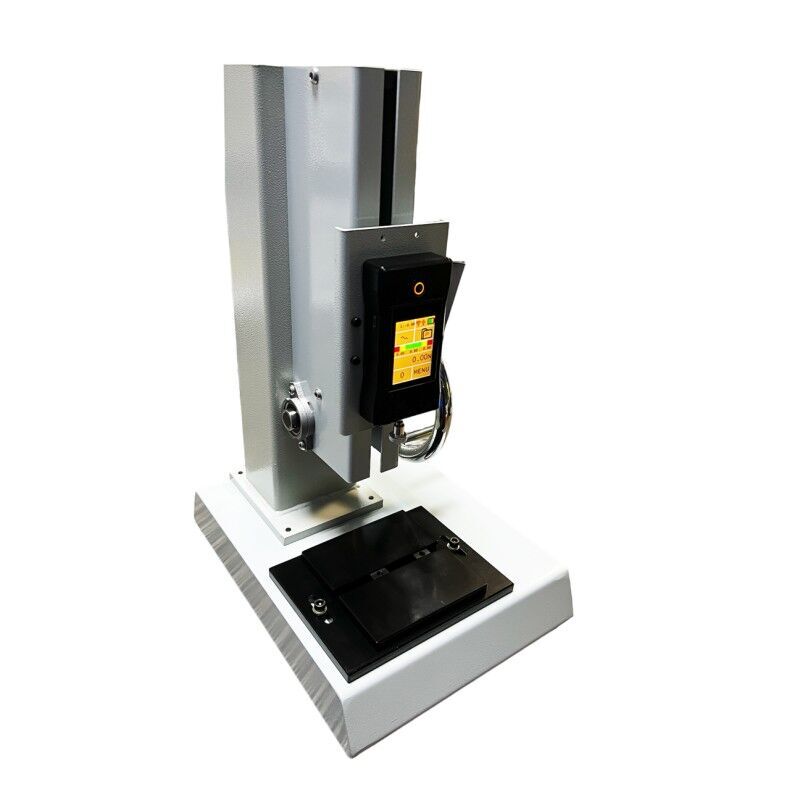 Microtech Metrology 180mm Teststand Digital: Weiß-grauer Messtisch mit schwarzem 2.4" Touchscreen, leicht von oben