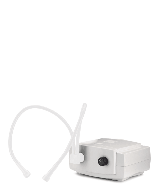 Kaltlichtquelle Beleuchtung auf durchsichtigem Hintergrund. Das Gerät besteht aus einem weißen Kasten aus dem zwei weiße Kabel ragen. Ein schwarzer Knopf befindet sich auf der Rückseite., Infusionspumpe, Schlauch, Gerät, Kunststoff, Weiß