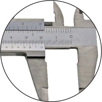 Messschieber für Linkshänder - Nahaufnahme INOX-Oberfläche mattverchromt, 0,02mm Nonius-Ablesung
