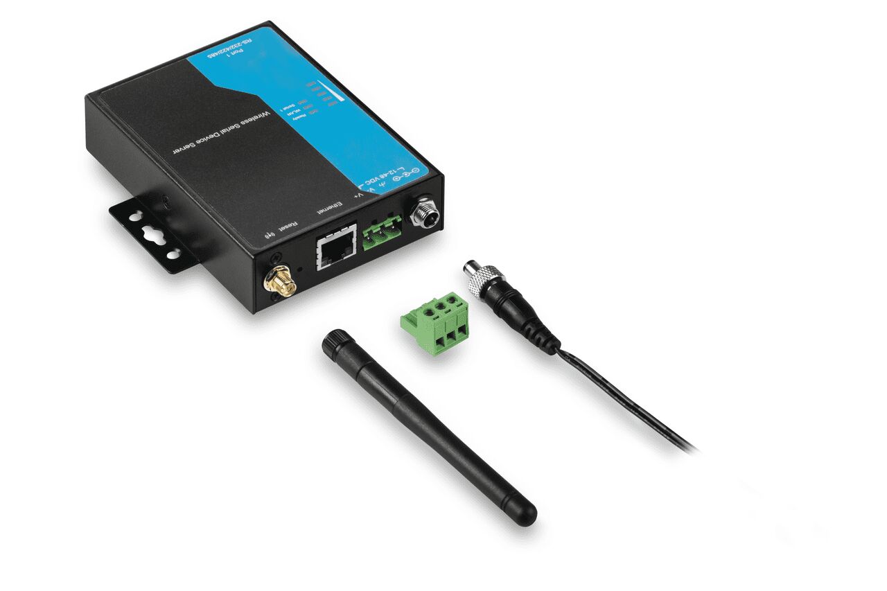 Schwarzer WLAN-Adapter auf weißem Hintergrund. Der Adapter hat eine Platte um ihn an eine Wand zu hängen. Unter dem Adapter befinden sich zwei Kabel.