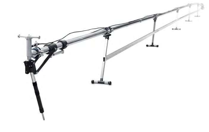Microtech Metrology Innen-Feinmessgerät 400–1000mm: Langes, silbernes Messsystem auf weißen Ständern