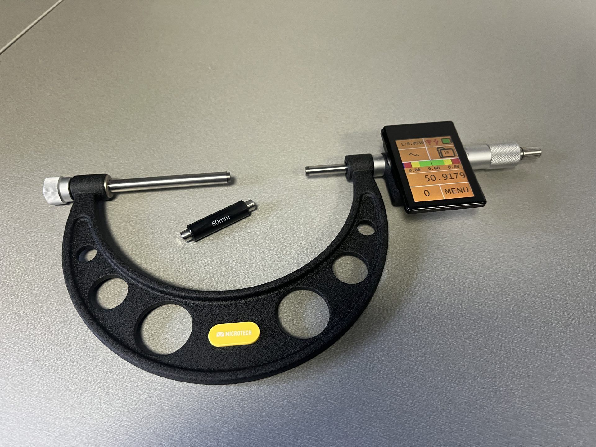 Microtech Digital-Messschraube 150-300mm: Schwarz, silber, mit Touchscreen-Anzeige und 50mm Einstellmaß