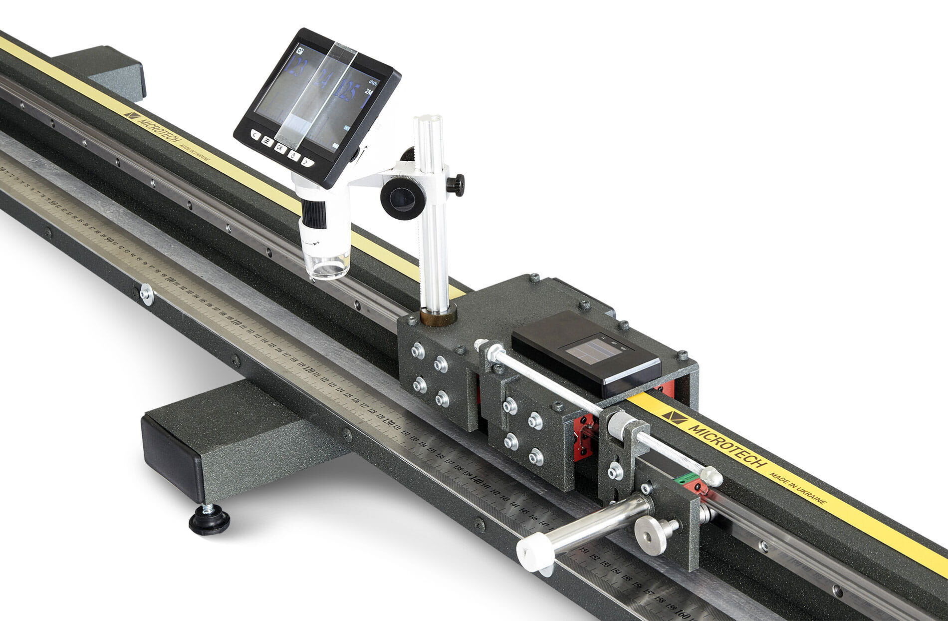 Microtech Metrology Digital-Kalibriergerät: Lineal-Kalibrierung mit LED-Mikroskop und Touchscreen, schräge Ansicht