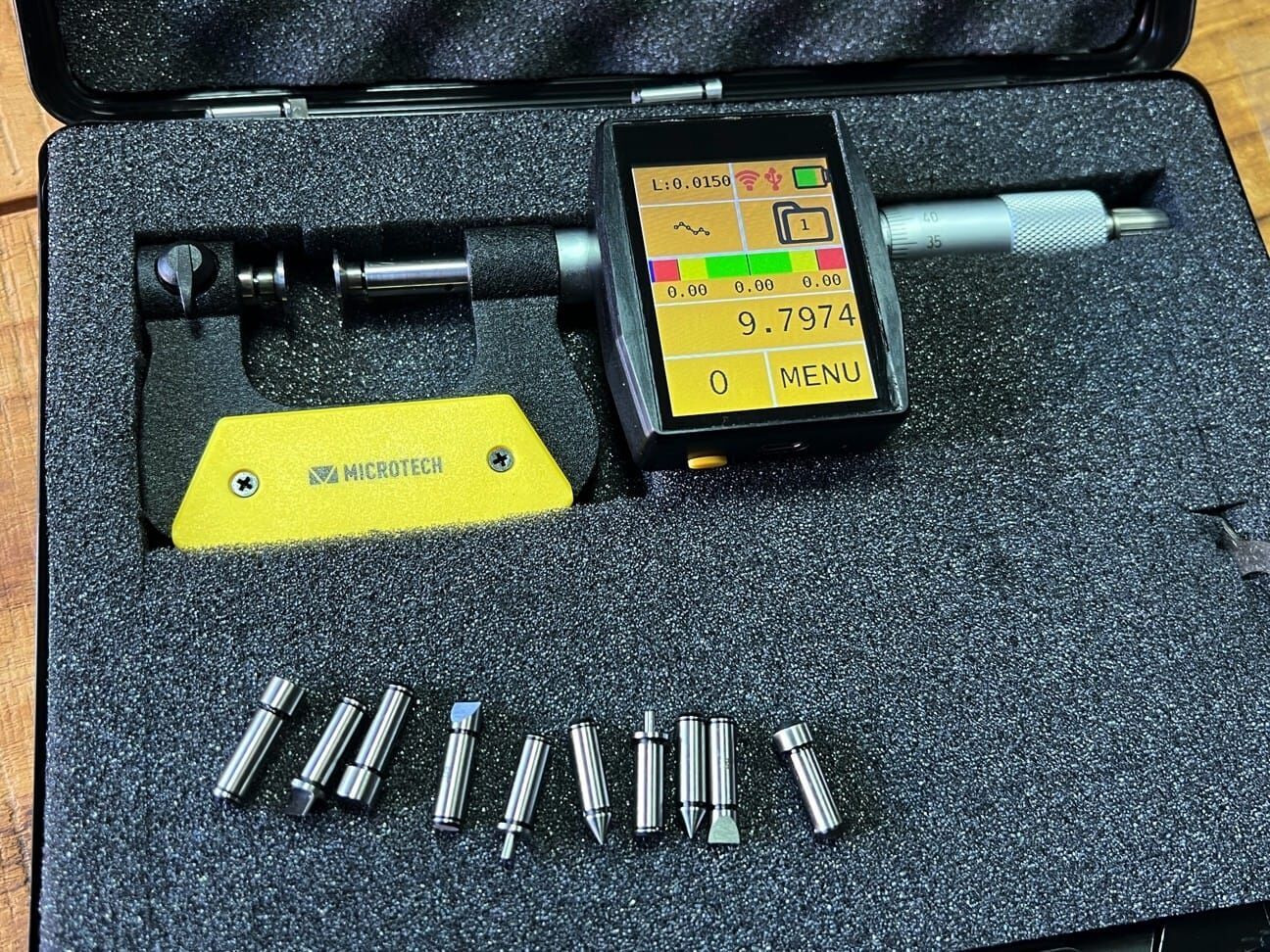 Microtech Metrology Digital Messeinheit: Schwarze Bügelmessschraube, gelbe Platte, Display 9.7974, Messeinsätze