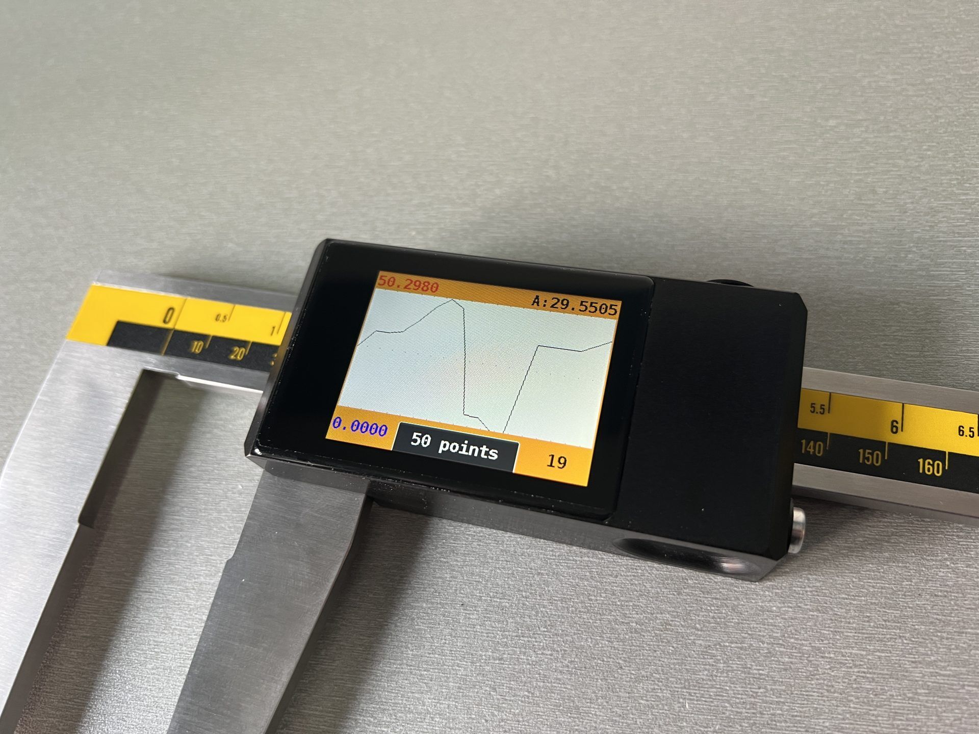 500mm Werkstattmessschieber - Display Nahaufnahme mit Messwertanzeige und Graph auf Touchscreen