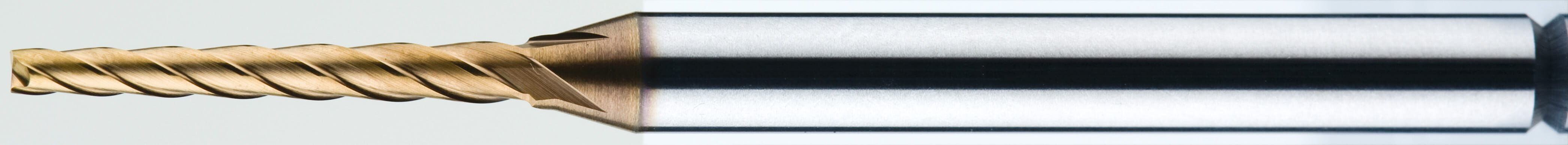 Seitlich liegender Schaftfräser auf weißem Hintergrund. Die Spitze ist komplett von Schneiden umgeben und dünner als der Körper. Die Spitze ist kupferfarben.
