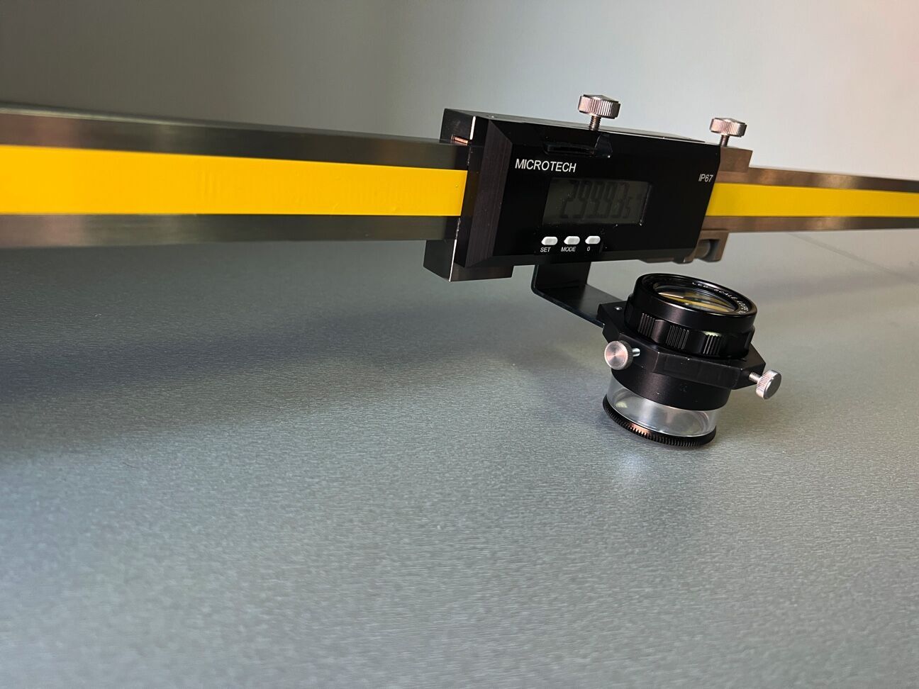 1000mm Digitaler Einbaumessschieber: Schieber mit Display und Lupe in Nahaufnahme, 0,001mm Auflösung, IP67