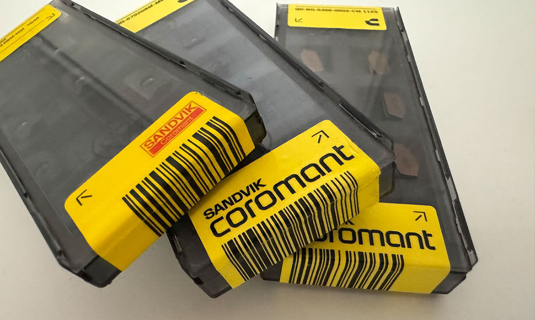 Sandvik Coromant CNMG 120404 Wendeplatten: Drei Verpackungen mit gelben Etiketten und Barcodes