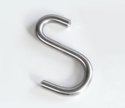 Silberner S-Haken auf weißem Hintergrund.