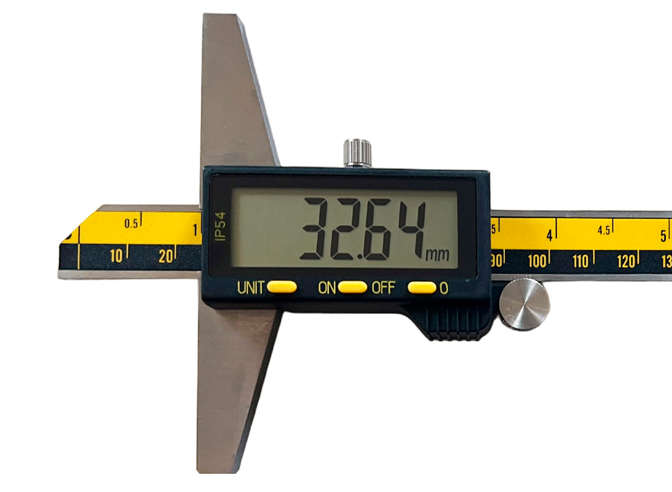 200mm Digitaler Tiefenmessschieber: Frontalansicht, Messwert 32.64 mm, IP54-zertifiziert, gelbe Skala