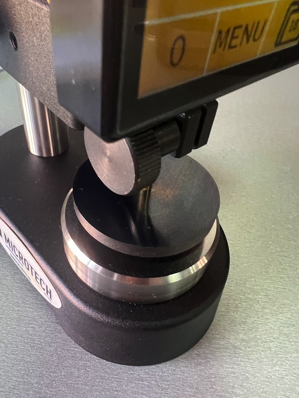 Digitales Dicken-Messgerät: Messflächen, obere und untere Messplatte im Detail, Display mit Anzeige „0“