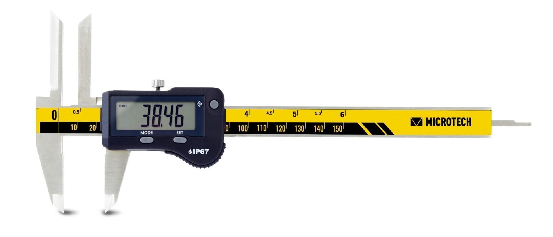 Microtech Digital Messschieber: Frontalansicht, silbernes Metallgehäuse, schwarzes Display zeigt 38.46mm