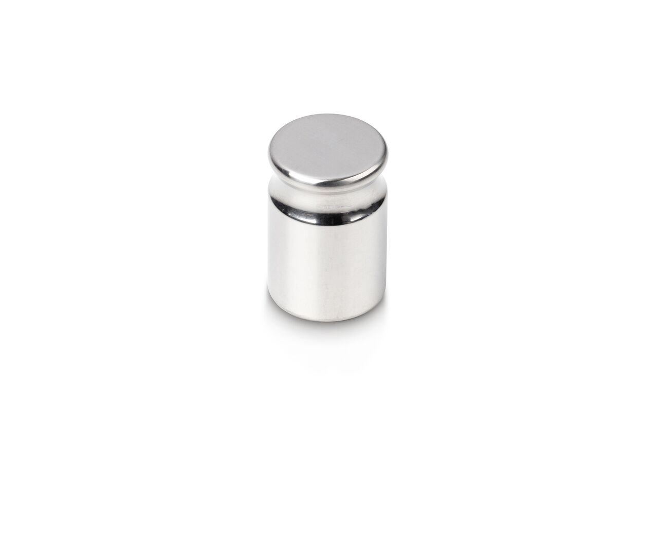 Einzelgewicht in Knopfform auf weißem Hintergrund. Das Gewicht ist Silber.