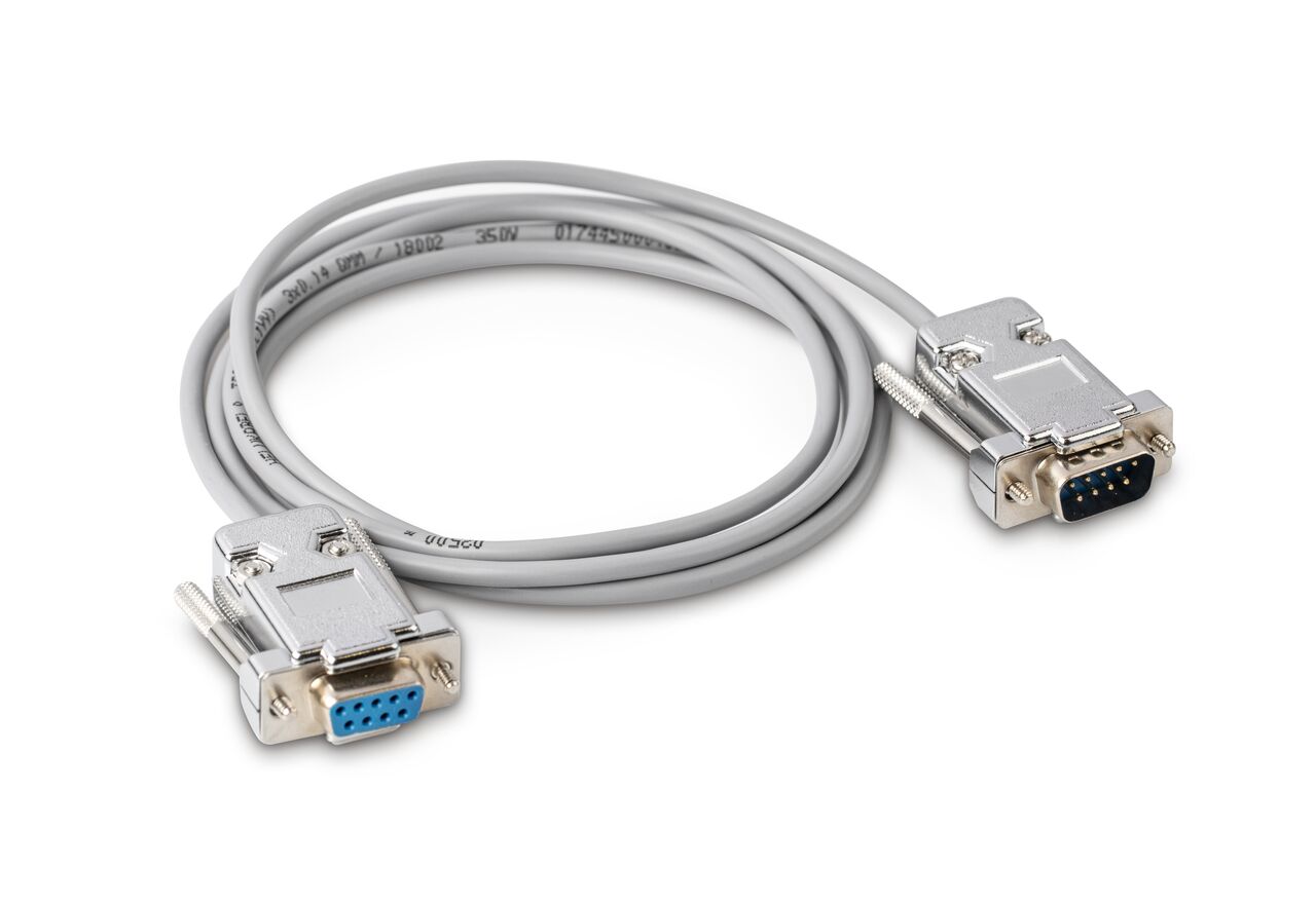 Aufgerolltes weißes Kabel auf weißem Hintergrund. Das Kabel hat ei weibliches und ein männliches Ende.