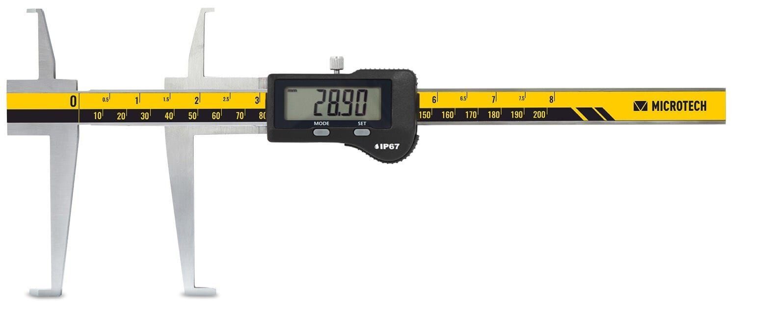 Microtech Digitaler Messschieber 141220304 – Frontansicht: Schwarz-gelb, 28.90mm Digitalanzeige, IP67-Schutz, ISO 17025 kalibriert