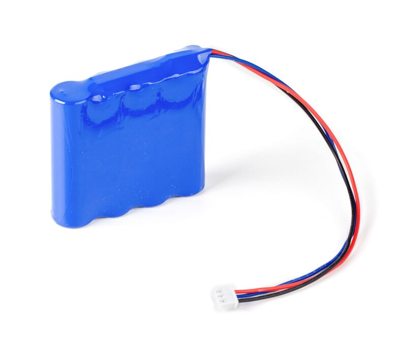 Blauer Akkubetrieb auf weißem Hintergrund. Der Akkubetrieb besteht aus mehreren zusammengeschweißten Batterien. Die Hülle ist blau. Aus der Seite ragt ein Kabel womit man die Batterie an die Waage anschließen kann.