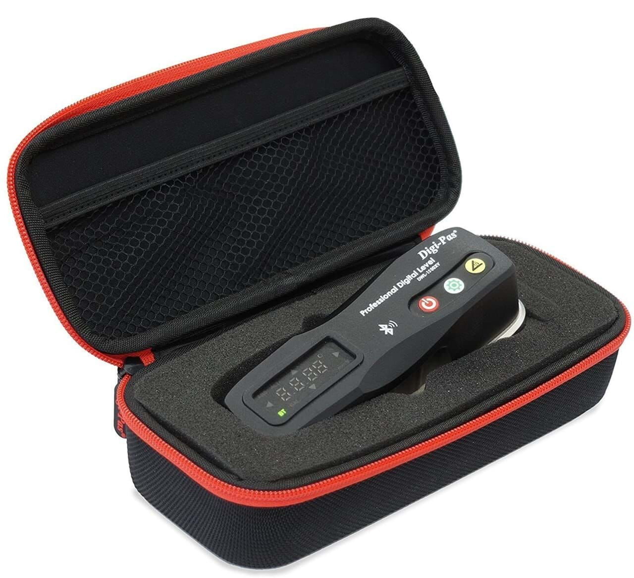 Ein schwarz-rotes Etui mit Präzisionswasserwage auf weißem Hintergrund. Die Klappe ist geöffnet und man kann das Gerät im inneren sehen. Das Gerät ist leicht aus seinem Bett gehoben.
