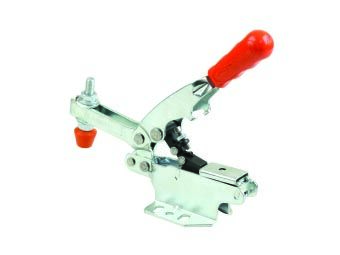 Selbstregulierender Horizontalspanner auf weißem Hintergrund. Der Griff ist in rotem Kunststoff bekleidet. Der Fuß ist waagerecht und hoch für einen sicheren Stand. Der Spanner ist aufgeklappt.