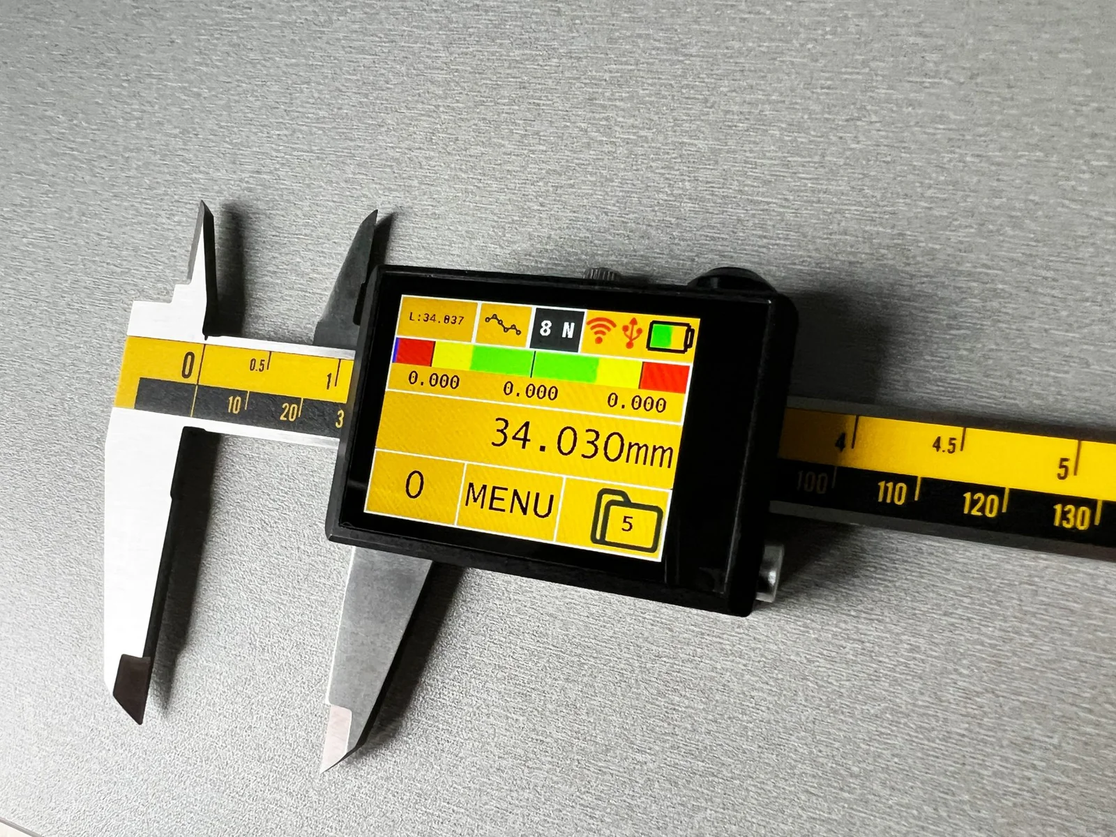 DataMet E-Force Messschieber: Frontalansicht mit Farb-Touchscreen Anzeige 34.030mm und Force-Control 8N