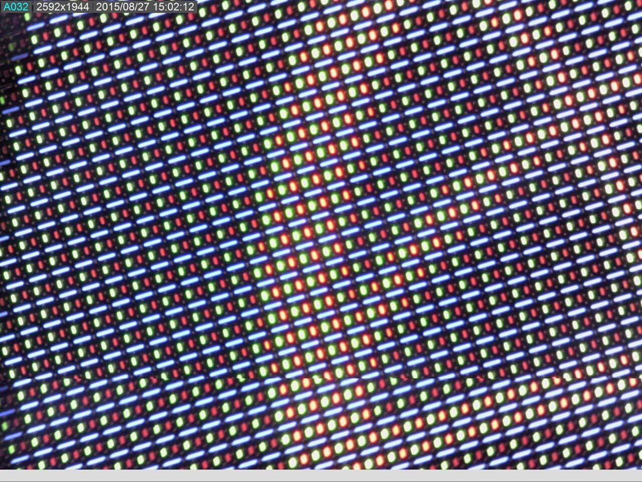 AM7515MZTL - Mikroskopaufnahme zeigt RGB-Pixel eines Bildschirms durch Polfilter