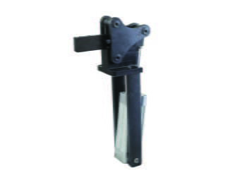 Kukamet Pneumatikspanner auf weißem Hintergrund. Der Körper und Fuß sind aus Gusseisen. Der Arm ist gerade und aus massivem Material. Das pneumatische Modul zeigt nach unten.