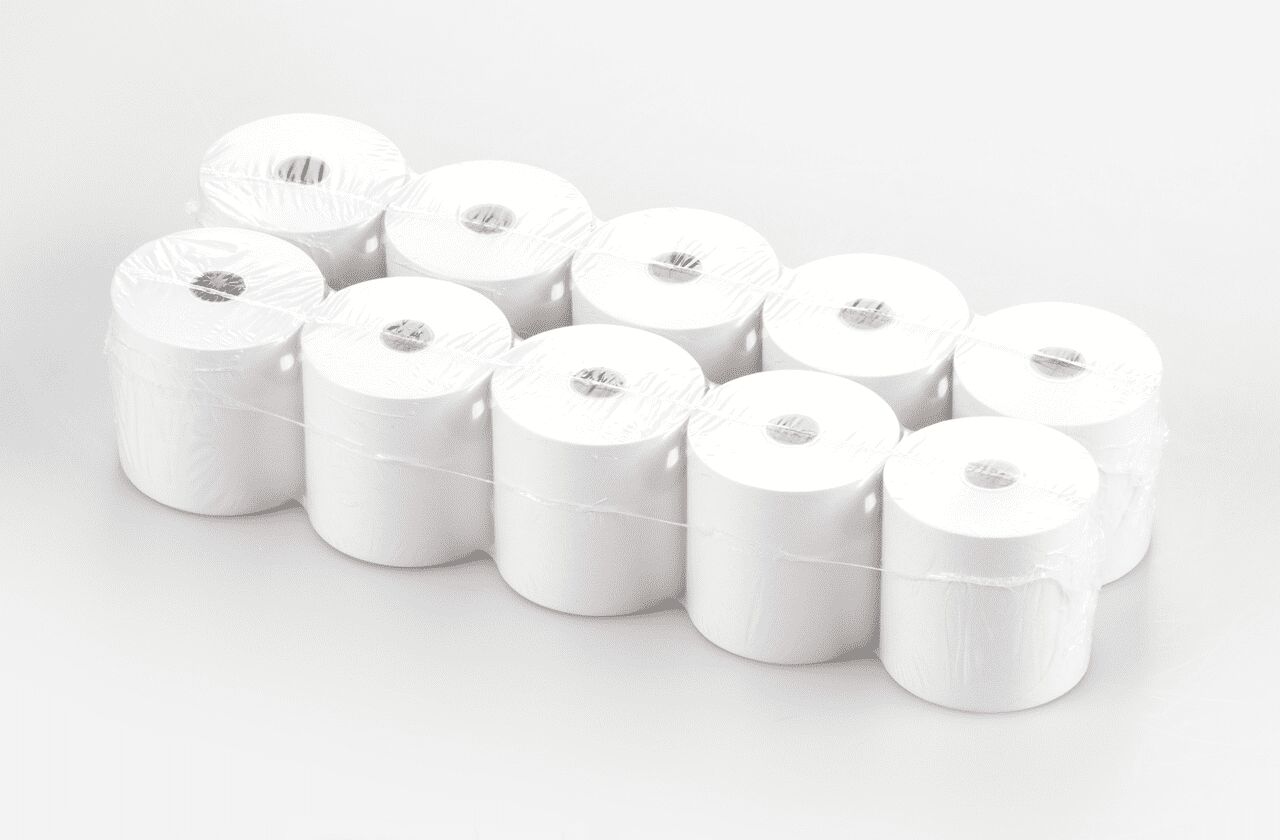 Zehn Papierrollen in Plastik verschweißt auf weißem Hintergrund. Die Rollen sind in zwei Reihen a fünf Rollen aufgestellt.