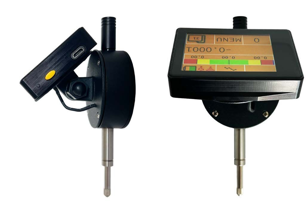 Microtech Metrology Digital Messuhr: Schwarzes Gehäuse, silberner Messtaster, 2,4" Touchscreen frontal und seitlich