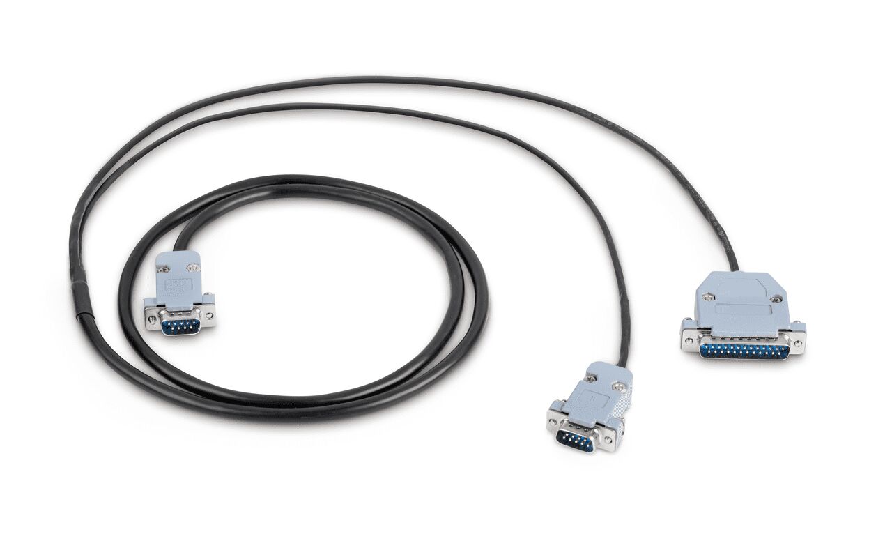 Schwarzes Kabel auf weißem Hintergrund. Das Kabel ist aufgerollt und trennt sich ab einem gewissen Punkt in zwei Kabel. Die zwei so entstandenen Enden haben verschiedene Stecker.