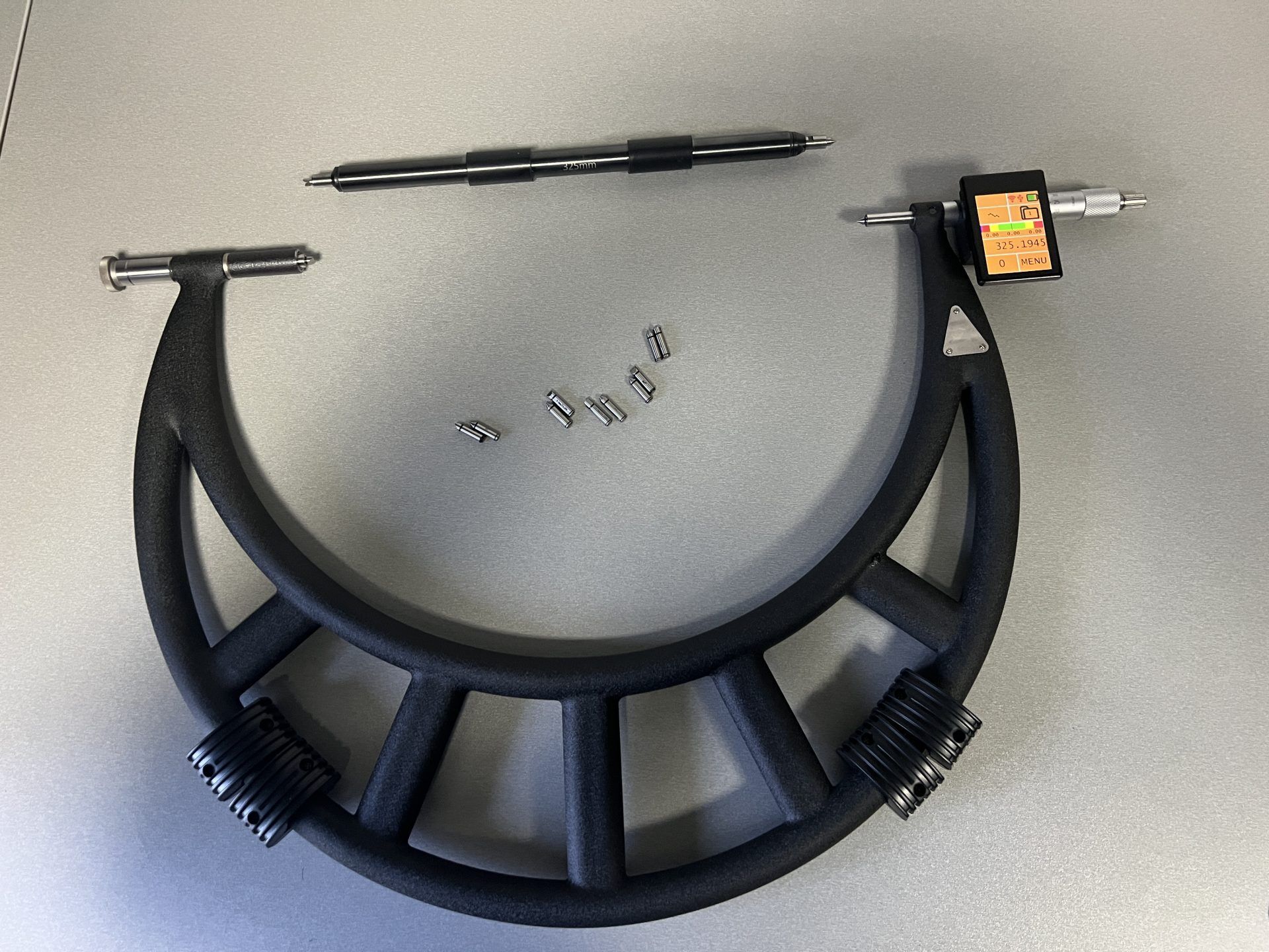 Microtech Metrology Digitale Messschraube: Schwarz, mit Farbbildschirm, seitlich, 10 Ambosse