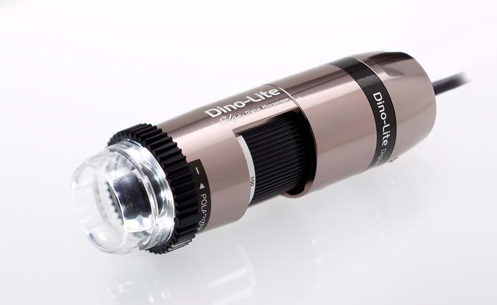 Dino-Lite AM7915MZTL USB Mikroskop: Metallgehäuse, vordere Linse, schwarzer Griff, seitliche Ansicht