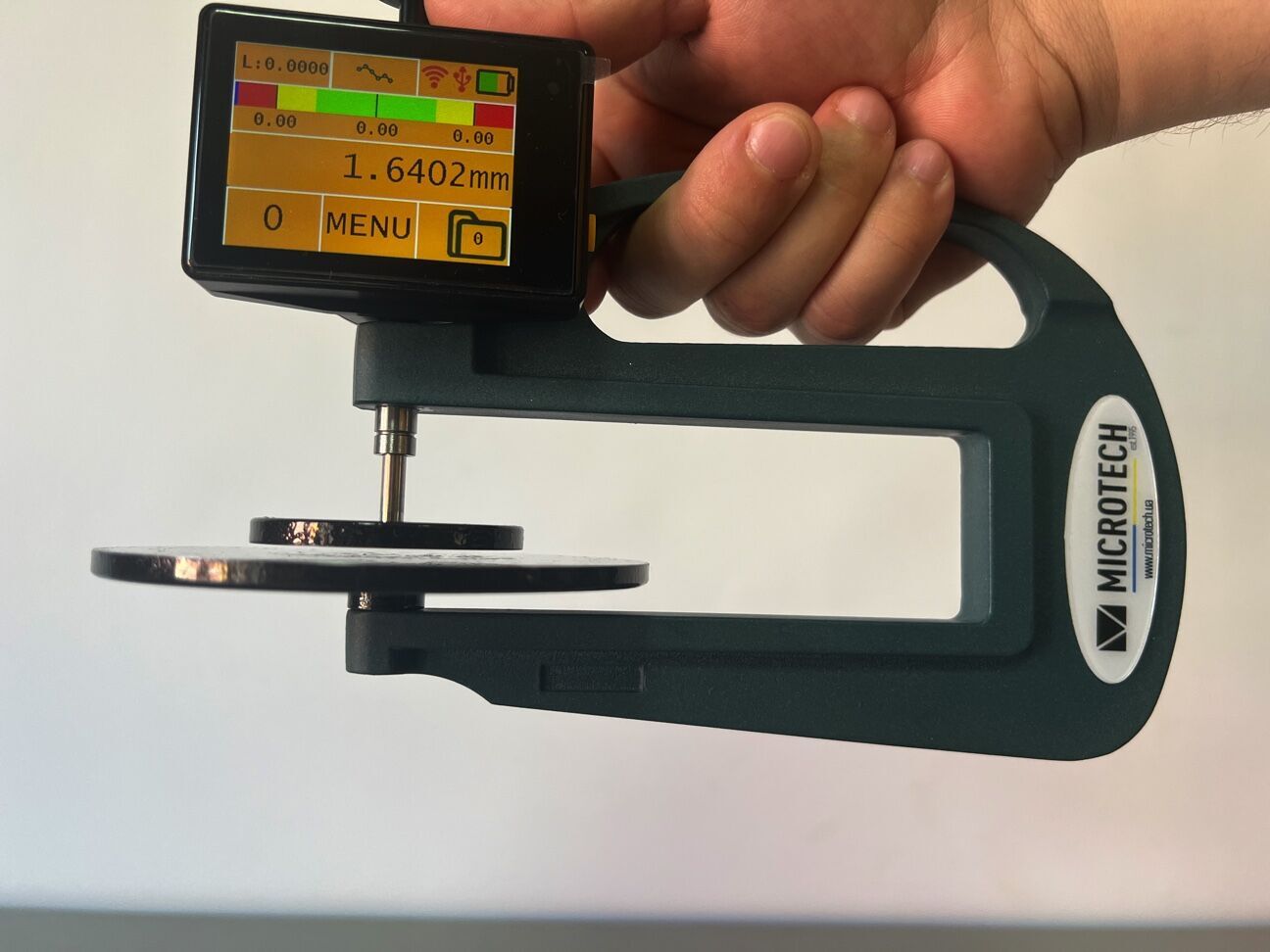 Digitales Dicken-Messgerät Microtech: Dunkelgrünes Gehäuse, Ø10mm Messflächen, Display 1,6402mm Anzeige, Handansicht