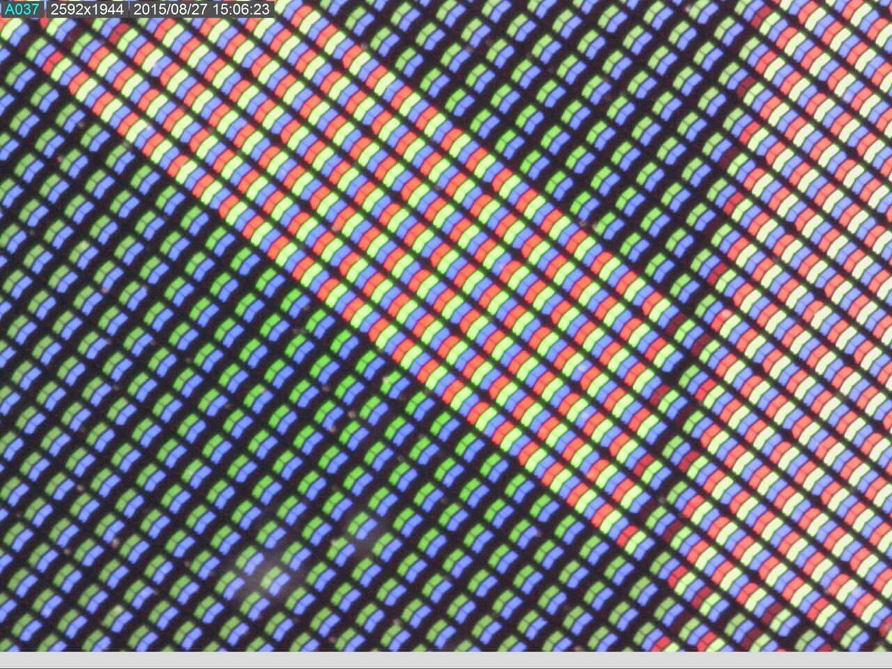 Dino-Lite AM7915MZTL Mikroskop: Makroaufnahme von Bildschirm-Pixeln mit Polarisationsfiltereffekt