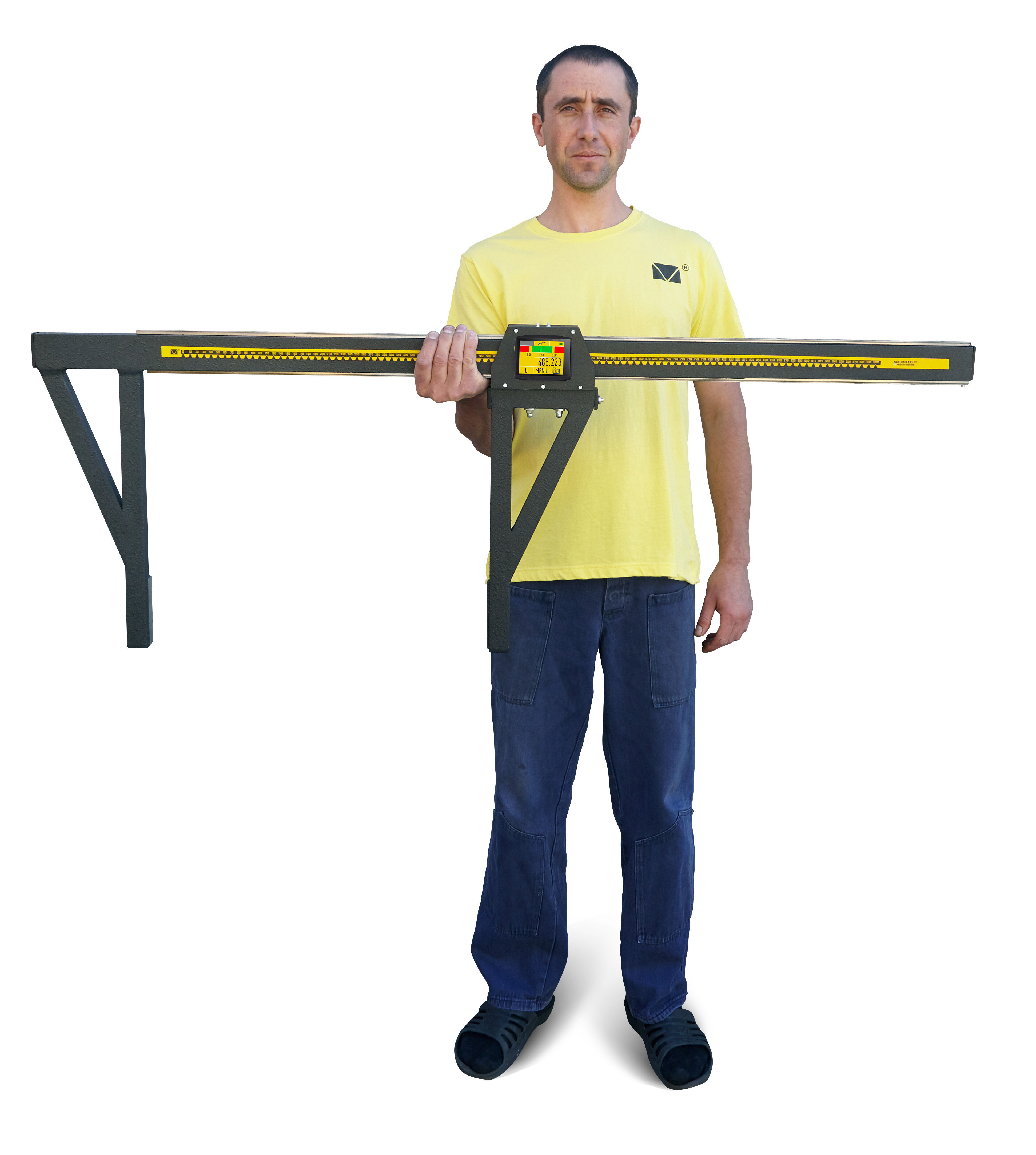 Microtech 1000mm Digitaler Messschieber: Frontalansicht mit Mann, der ihn hält, Display zeigt 485.223