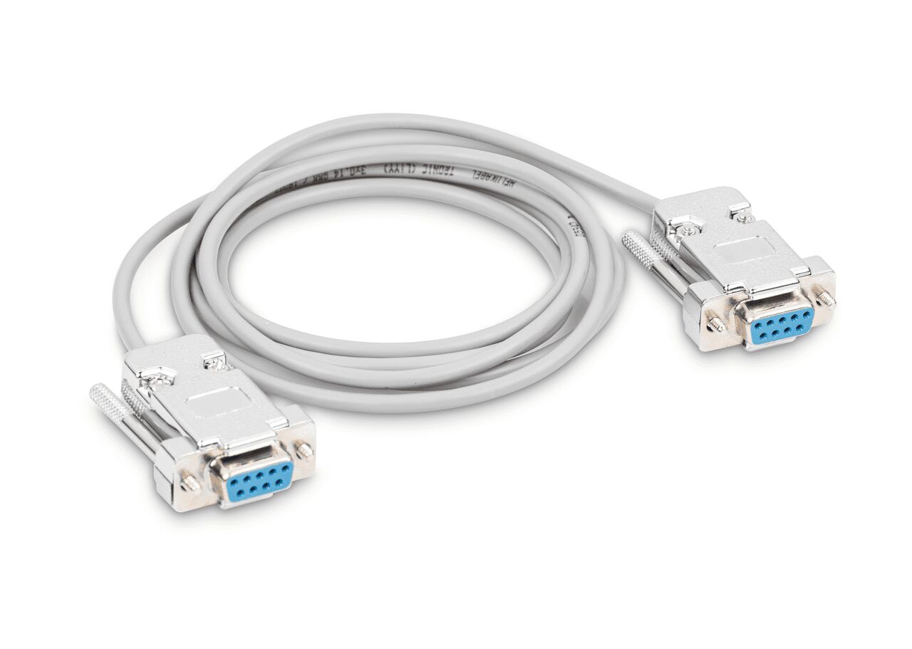 Aufgerolltes weißes Kabel auf weißem Hintergrund. An beiden Enden steckt ein großer silberner Stecker.