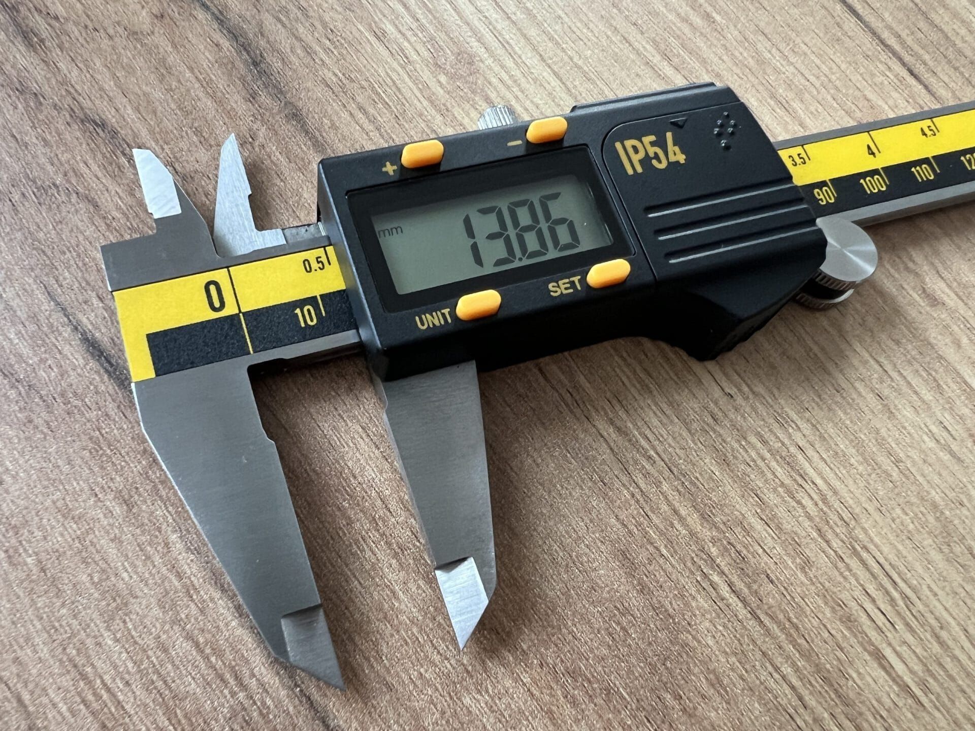 200mm Digital Präzisionsmessschieber - IP54 Schutz, 0,01mm Auflösung, mit PRESET-Funktion, Seitenansicht