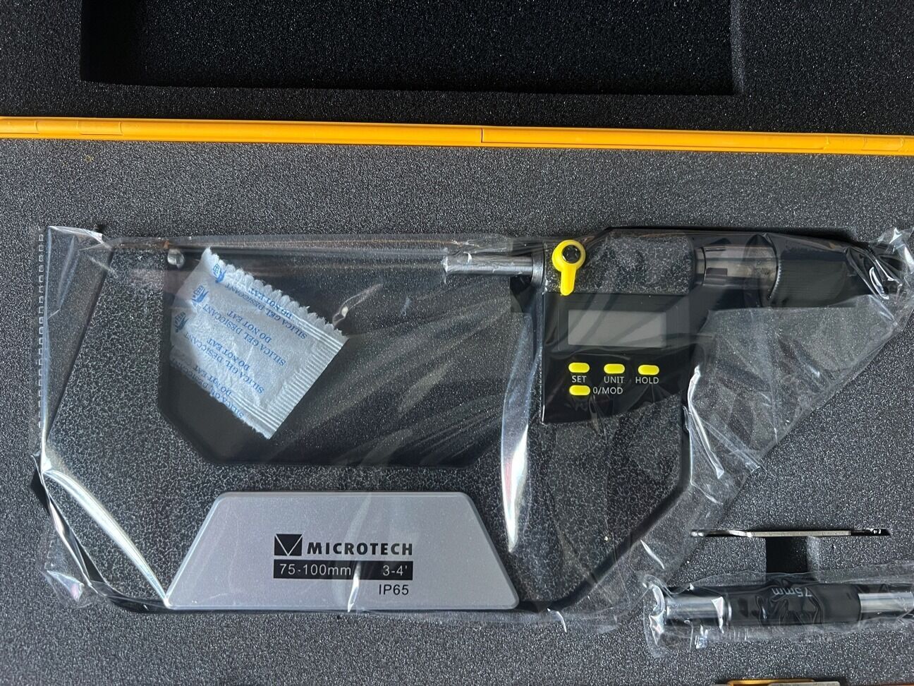 Microtech Digital Messschraube 75-100mm, IP65: In Schutzverpackung, Nahaufnahme von oben