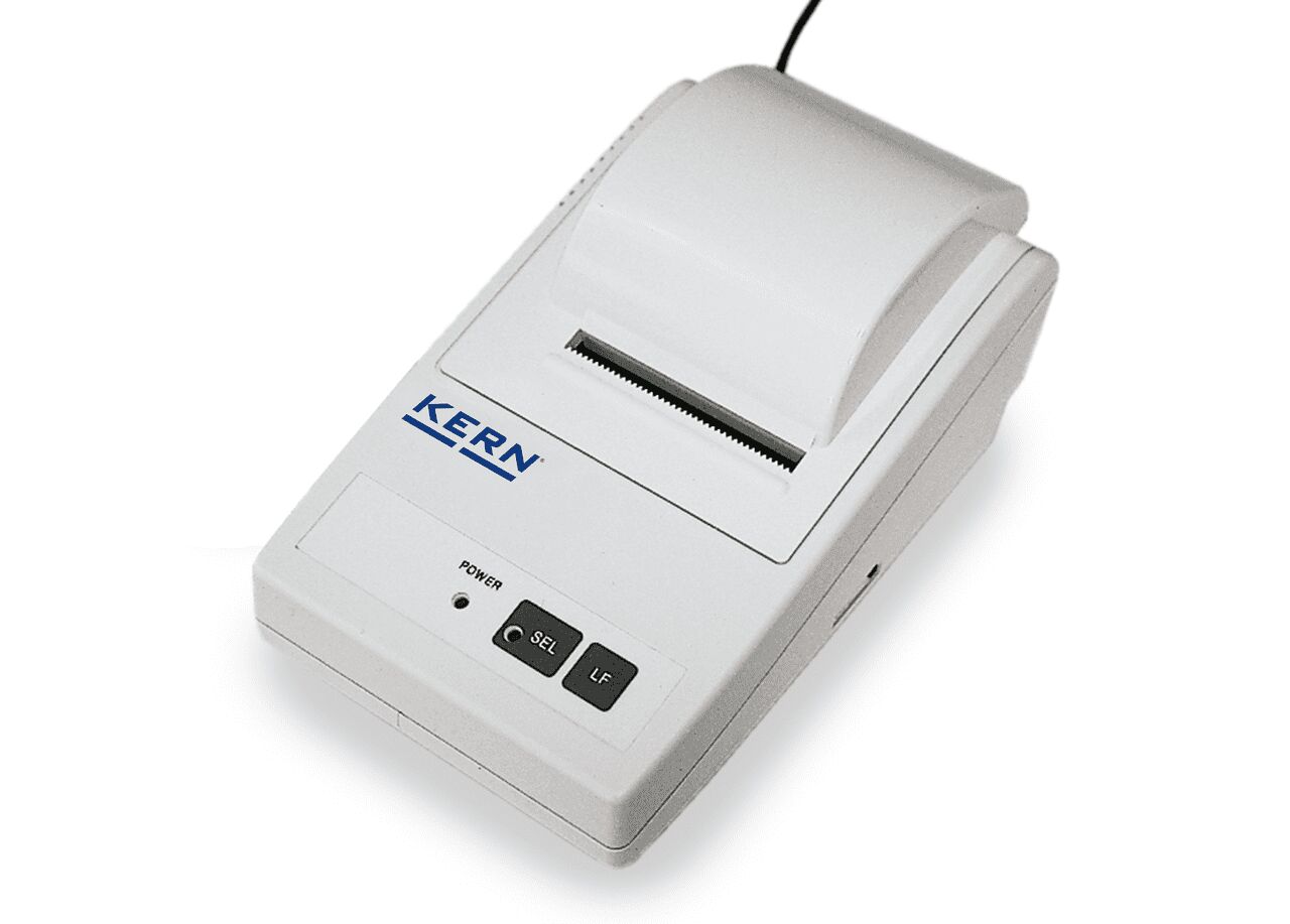 Weißer Drucker auf weißem Hintergrund. Der Drucker hat zwei Knöpfe am unteren Rand und eine Schlitz in der Mitte wo das gedruckt Papier rauskommt. Das Logo von KERN ist in blau aufgehmalt.