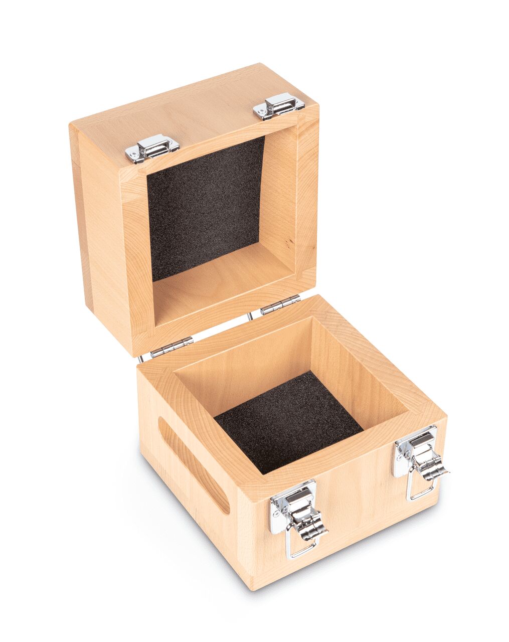 Holz Etui auf weißem Hintergrund. Das Etui ist von innen hohl um eine Gewicht darin zu platzieren. Der Deckel ist hochgeklappt und das innere ist schwarz gekleidet.