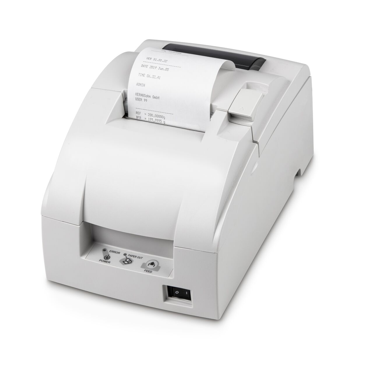 Weißer Dot-Matrix-Thermodrucker auf weißem Hintergrund. Ein weißes Blatt ragt als Beispiel aus dem Drucker. Auf der Vorderseite befindet sich ein Eingang für ein Kabel und mehrere Knöpfe.