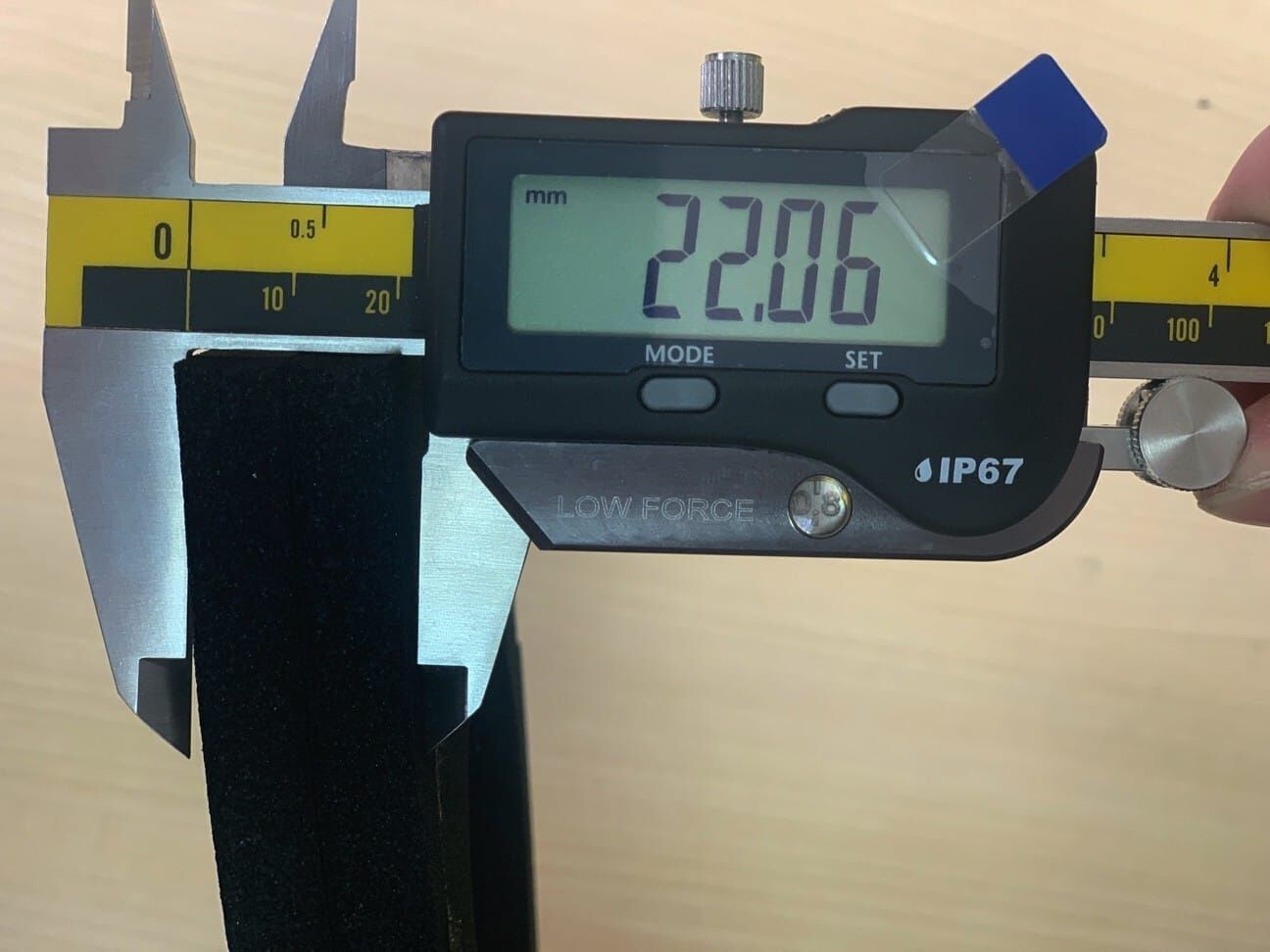 0-300mm Präzisionsmessschieber: Swiss Digital Anzeige zeigt 22.06mm an schwarzem Material, IP67 Schutzklasse