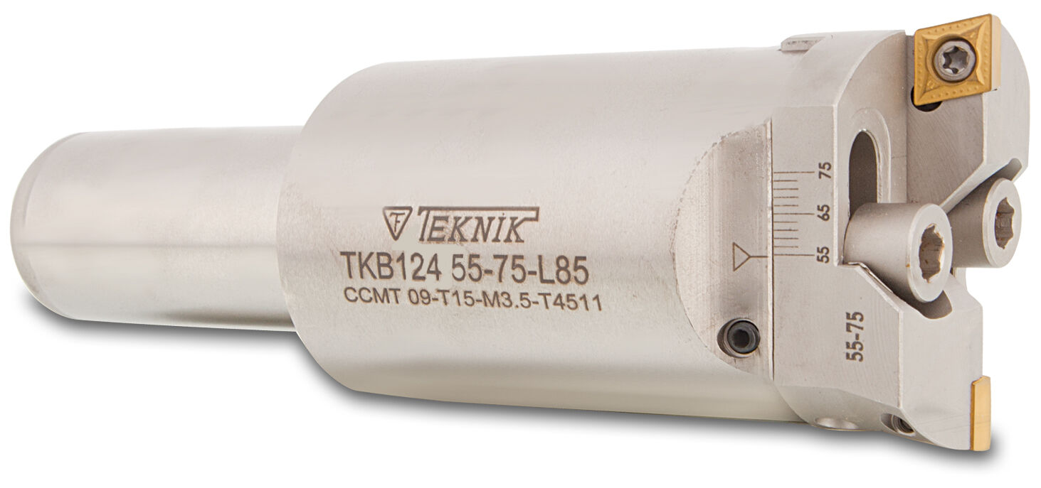 Ausbohrwerkzeug auf weißem Hintergrund. Die zwei eingesetzten Wendeplatten sind Gelb. Auf der Seite des Werkzeugs befinden sich das Logo des Herstellers Teknik Makina und der Artikelcode.