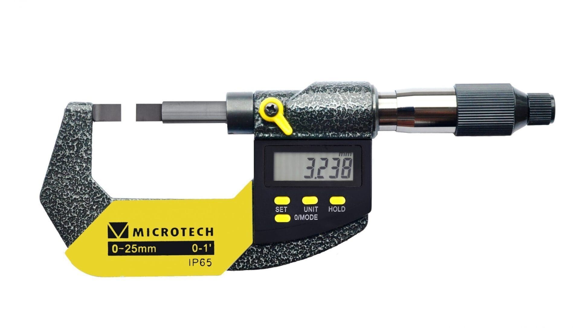 Microtech Digitale Messschraube 0-25mm: Grau-gelbes Gehäuse mit digitaler Anzeige, Frontalansicht