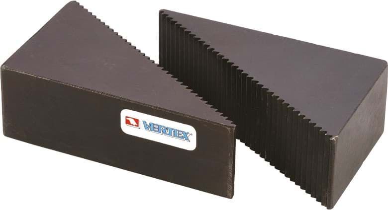 Vertex Step Block 5215: Zwei dunkelgraue, gezackte Blöcke zur Werkstückspannung in leicht schräger Ansicht